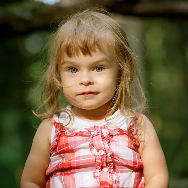 Dziewczynka w lesie. — Zdjęcie stockowe