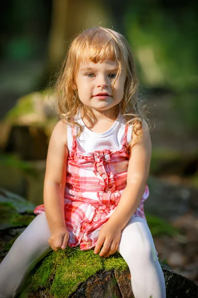 Κοριτσάκι στο δάσος — Φωτογραφία Αρχείου