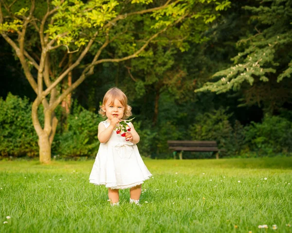 公园里的小女孩 — 图库照片