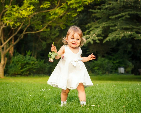 Little girl in the park — Stock Photo, Image