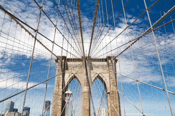 向上形象的布鲁克林大桥 — 图库照片