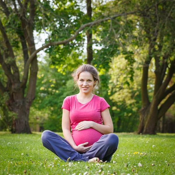 Parkta güzel bir hamile kadın — Stok fotoğraf