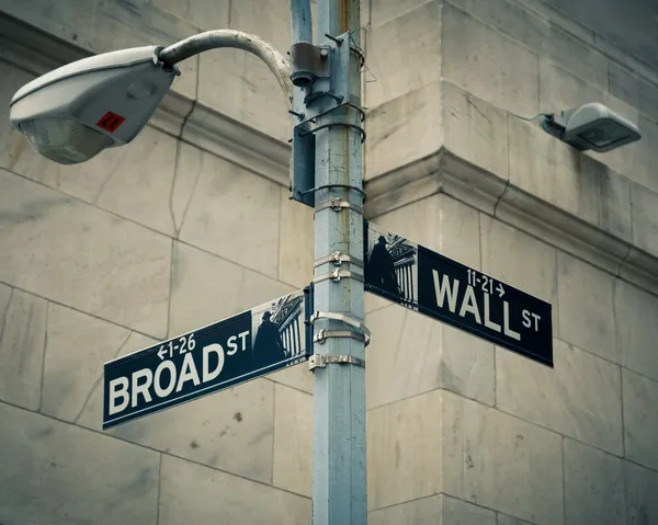 Sinais de rua de Wall Street e Broad street — Fotografia de Stock