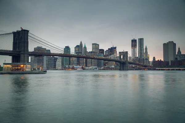 Brooklyn bridge en manhattan in de schemering — Stockfoto