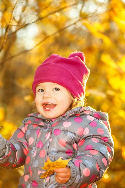 Kleines Mädchen im Park — Stockfoto