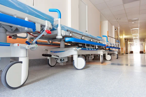 Sepetiniz ile hastane koridorunda — Stok fotoğraf