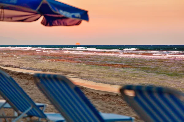 Сцена заката на пляже — стоковое фото