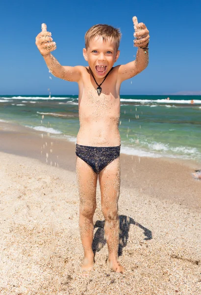 Lustiger Junge am Strand — Stockfoto