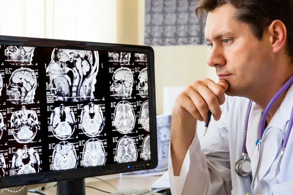 Doctor looking at ct scan — Stock Photo, Image