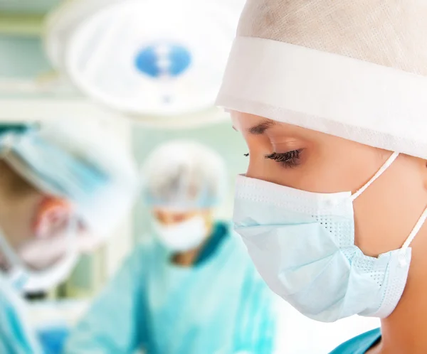 Jonge vrouwelijke chirurg in operatie kamer Stockfoto