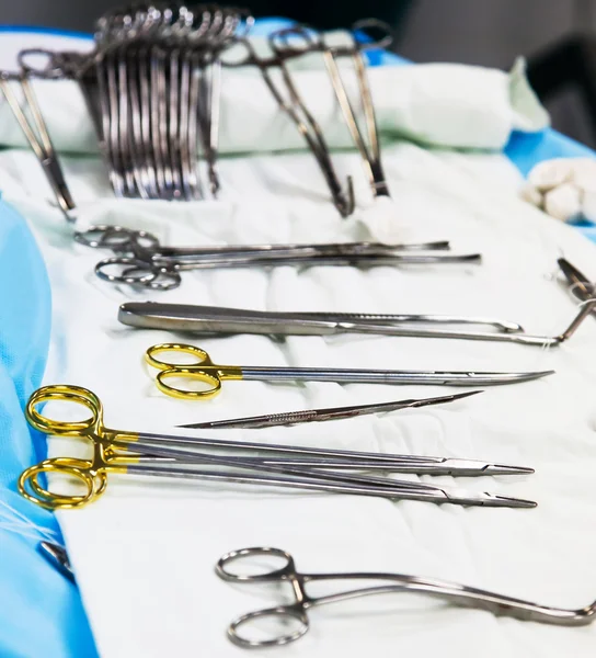 Instrumentos cirúrgicos em sala de operação — Fotografia de Stock