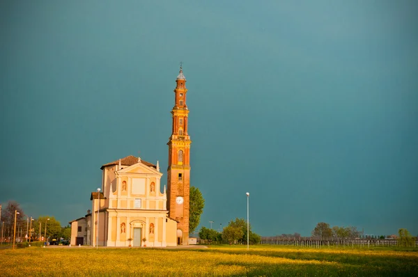 Církev a dramatické krajiny v obci sesso, Itálie — Stock fotografie