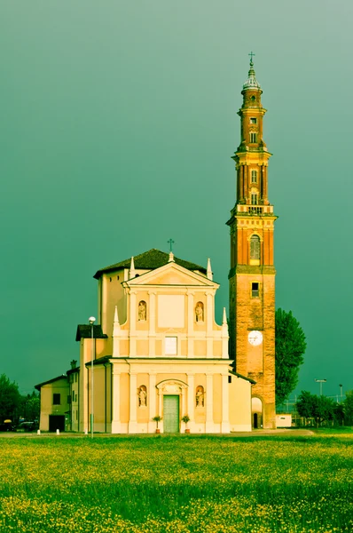 Církev a dramatické krajiny v obci sesso, Itálie — Stock fotografie