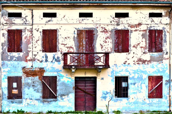 Eski yıkık duvar içinde pencere eşiği — Stok fotoğraf