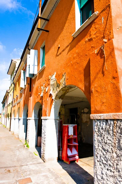 门廊和老房子在 fabbrico，意大利 — 图库照片