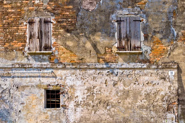 Janelas na antiga parede arruinada — Fotografia de Stock