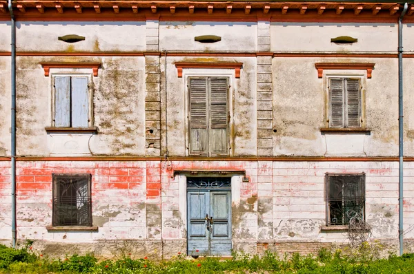 Фасад старого разрушенного дома — стоковое фото