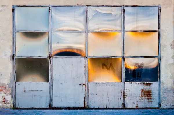 Old warehouse door with sun reflections — Stock Photo, Image
