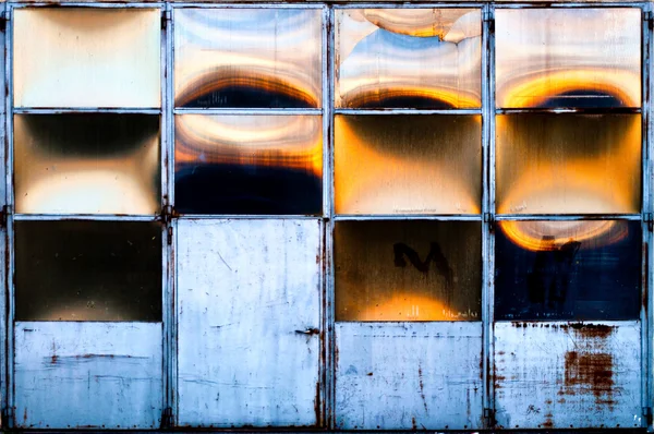 Puerta vieja del almacén con reflejos del sol — Foto de Stock