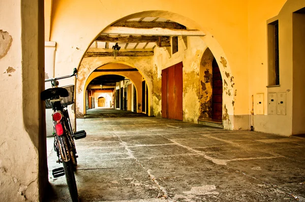Велосипед в типичном итальянском крыльце — стоковое фото