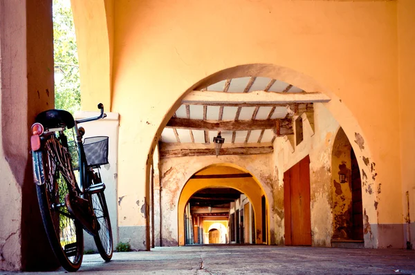 Vélo dans un porche italien typique — Photo