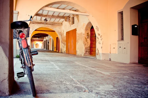 Bicicleta într-o verandă tipică italiană — Fotografie, imagine de stoc