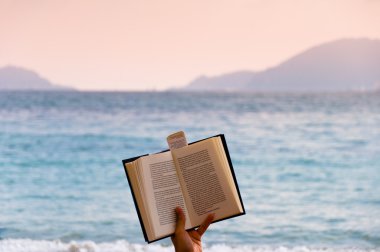 Açık kitap üzerine bir Akdeniz sahil