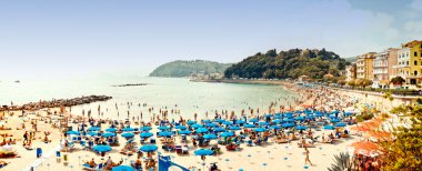 Mavi şemsiye ile kalabalık plaj Ligurya Denizi, lerici, İtalya
