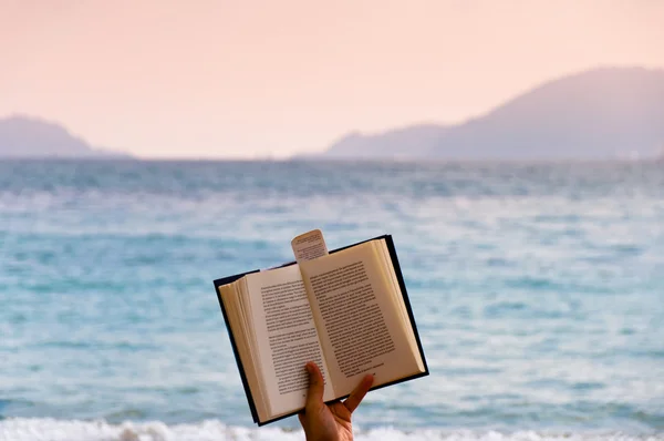 Livro aberto em uma praia mediterrânea — Fotografia de Stock