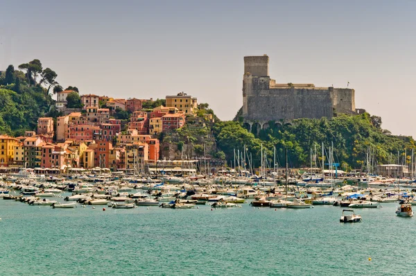 Lerici aldeia típica, Castelo e porto na Ligúria — Fotografia de Stock