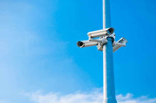 CCTV-kameror på blå himmel — Stockfoto