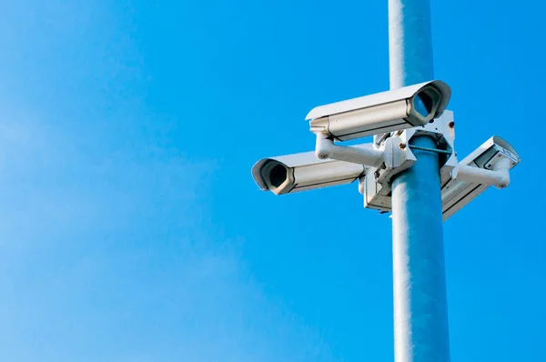 CCTV-camera's op blauwe hemel — Stockfoto