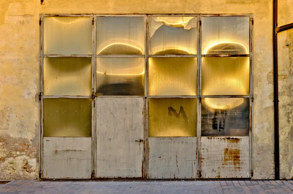 Фасад склада с солнечными отражениями — стоковое фото
