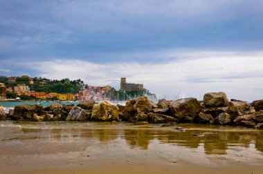 Ligurya Lerici kayalar üzerine çökmesini dalgaları ile