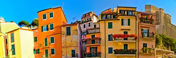Linna ja julkisivu Lericissä, Italiassa — kuvapankkivalokuva