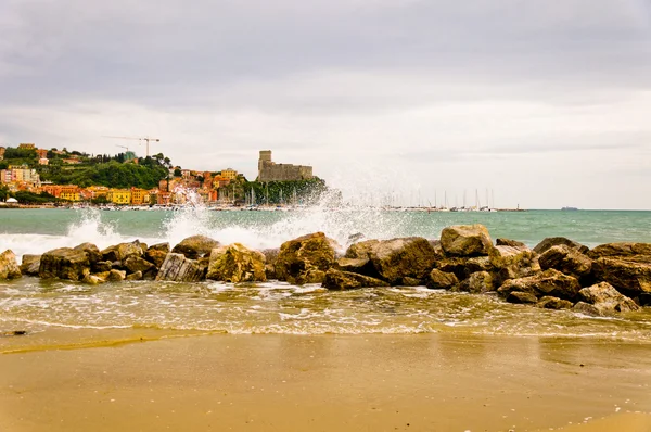 Леричи в Лигурии с волнами, разбивающимися о скалы — стоковое фото