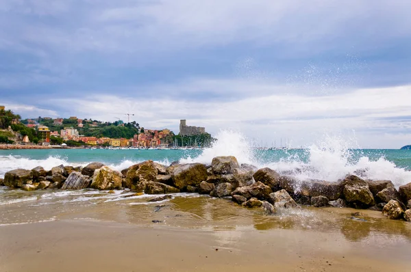 Lerici en Liguria con olas estrellándose sobre rocas — Foto de Stock