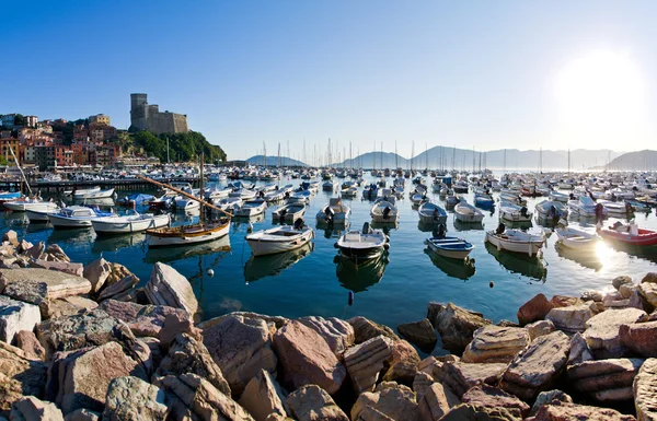 Lerici pueblo típico, castillo y puerto en Liguria —  Fotos de Stock