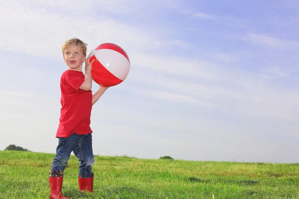 Top oynayan çocuk — Stok fotoğraf