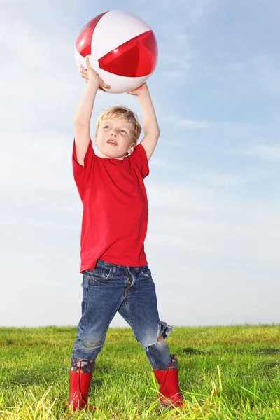 Junge spielt Ball — Stockfoto