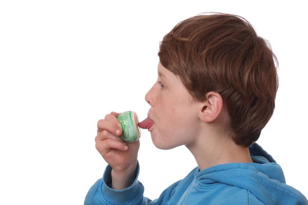 Мальчик с конфетами — стоковое фото