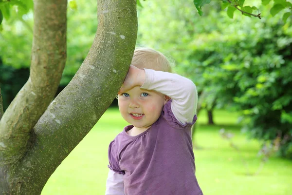 Dítě na zahradě — Stock fotografie
