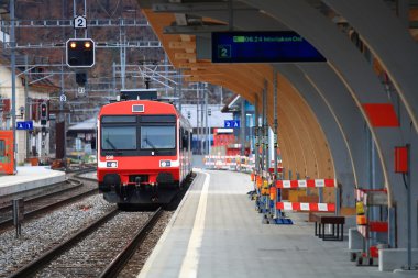 Kırmızı tren istasyonunda Interlaken, İsviçre