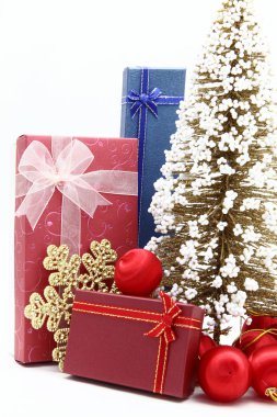 Noel ağacı ve süsleme tatil kutuları kümesi