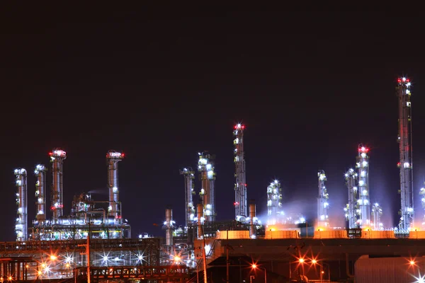 Нафтохімічний нафтопереробний завод — стокове фото