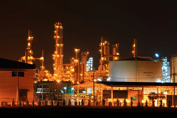 Planta de refinaria de petróleo petroquímico com armazenamento — Fotografia de Stock