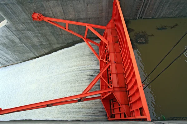 Stromend water van rode dam — Stockfoto