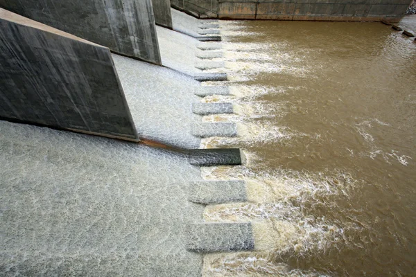 Water uit dam — Stockfoto