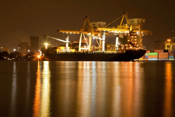 在晚上的船厂港 — 图库照片