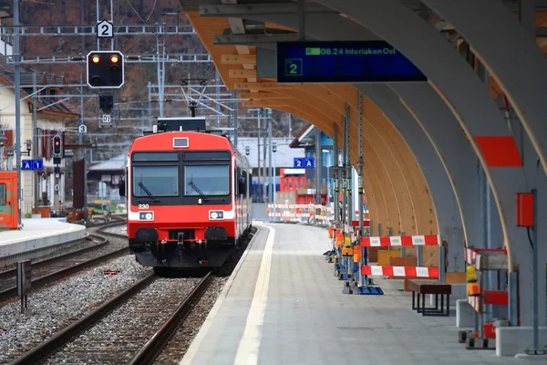 インターラーケン駅、スイス連邦共和国の赤い電車 — ストック写真
